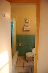Okeechobee Scottish Inns bathroom